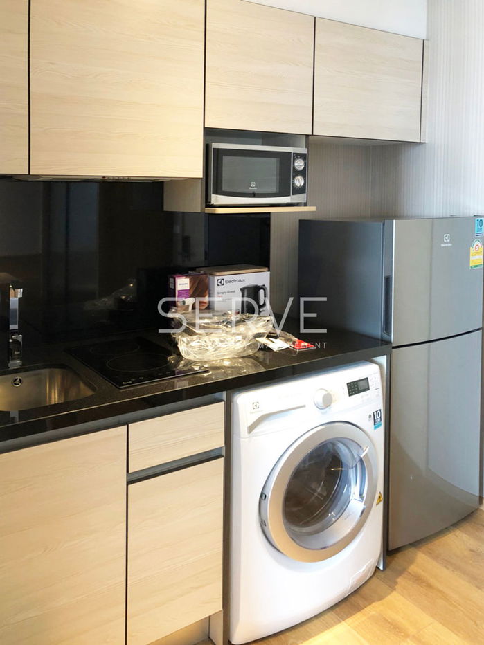 picture Studio Homey Style on High Fl, 15+ Close to BTS Phrom Phong and The Emporium  / Condo for Rent -Park 24 - 7/9