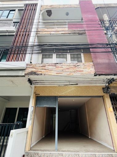 Urgent sale, 3-story commercial building, Nawamin 91, next to the main road, good location.