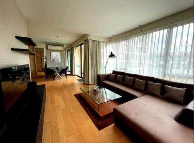 Condos for rent Chulalongkorn University : Rent O2 Hip 2 bedrooms, beautiful furniture near BTS Ploenchit. Interested in Atline.@841qqlnr