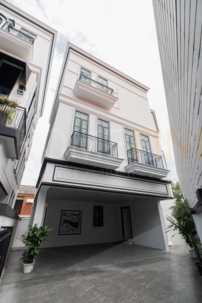 Houses for sale : Maison Blanche Sukhumvit 67 4 bedrooms, for sale