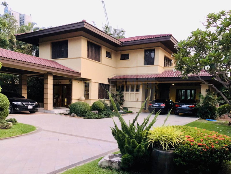 ขายบ้านเดี่ยว : Lakeside Villa 1 - 4 bedroom House in Bang Na for sale, large garden and pool 4 bedrooms, for sale