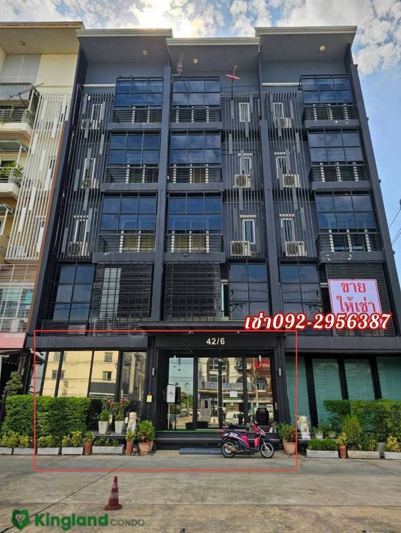 Shophouses for rent : #Divided for rent 2 commercial buildings, separated into layers, hit through each other. Patagonia. there are 2 booths, rent 28,000 baht / month, 