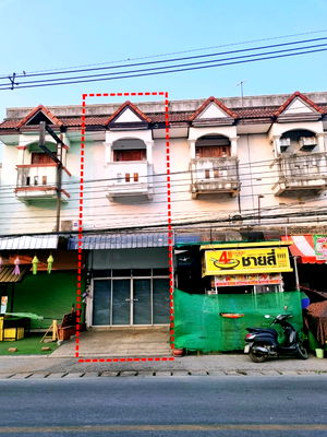 อาคารพาณิชย์ให้เช่า : ให้เช่าอาคารพาณิชย์ 2 ชั้นครึ่ง ตรงข้ามตลาดสดริมปิง ติดถนนสันป่าตอง-ลำพูน