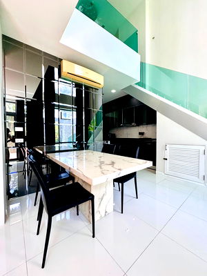 เช่าคอนโด รร.วอนนภาศัพท์ : ให้เช่า : Casalunar Paradiso (พื้นที่แห่งความสุขและการพักผ่อน) : ห้อง Duplex 2 ห้องนอน พื้นที่กว้างขวาง พร้อมชายหาดส่วนตัว