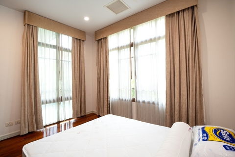 รูปภาพ  HSSW102 Single house for rent, Sansiri Sukhumvit 67, 2 floors, size 110 sq m, 490 sq m, 4 bedrooms, 5 bathrooms, 280,000 baht. 064-959-8900