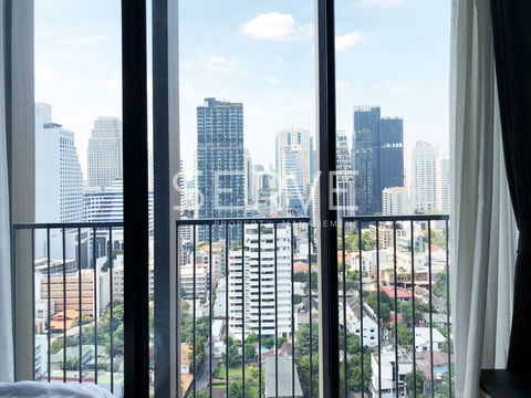 Studio with partition High Fl. 20+ Nice Room and Nice Location Close to BTS Phrom Phong 500 m.-Noble Around 33