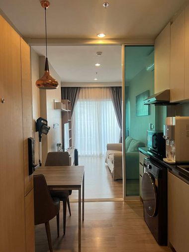 P040 Condo for rent Amber by Eastern Star, beautiful room, fully furnished, good location, next to MRT, ready to move in immediately.