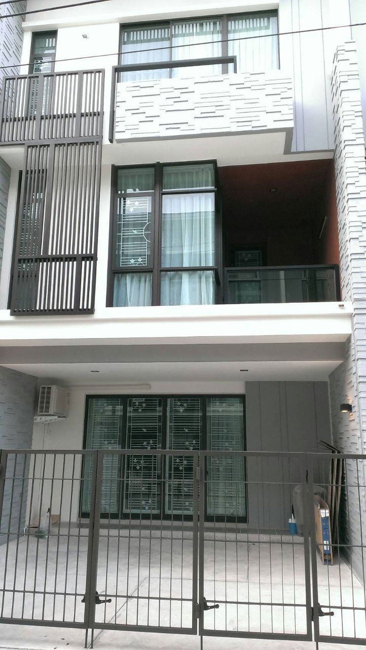 Townhouses for rent : Townhome for rent at Plex Bangna village, ready to move in. Interested, contact Line @goodmanpro or call 0999029192.
