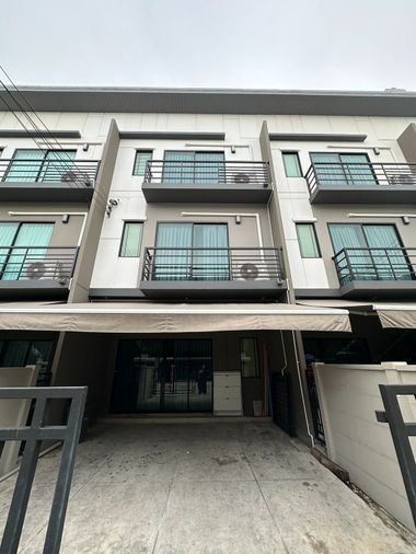 Pet friendly house for rent Baan Klang Muang Sri Nakarin-On Nut, Soi Onnut 70/1 (Rt-01)