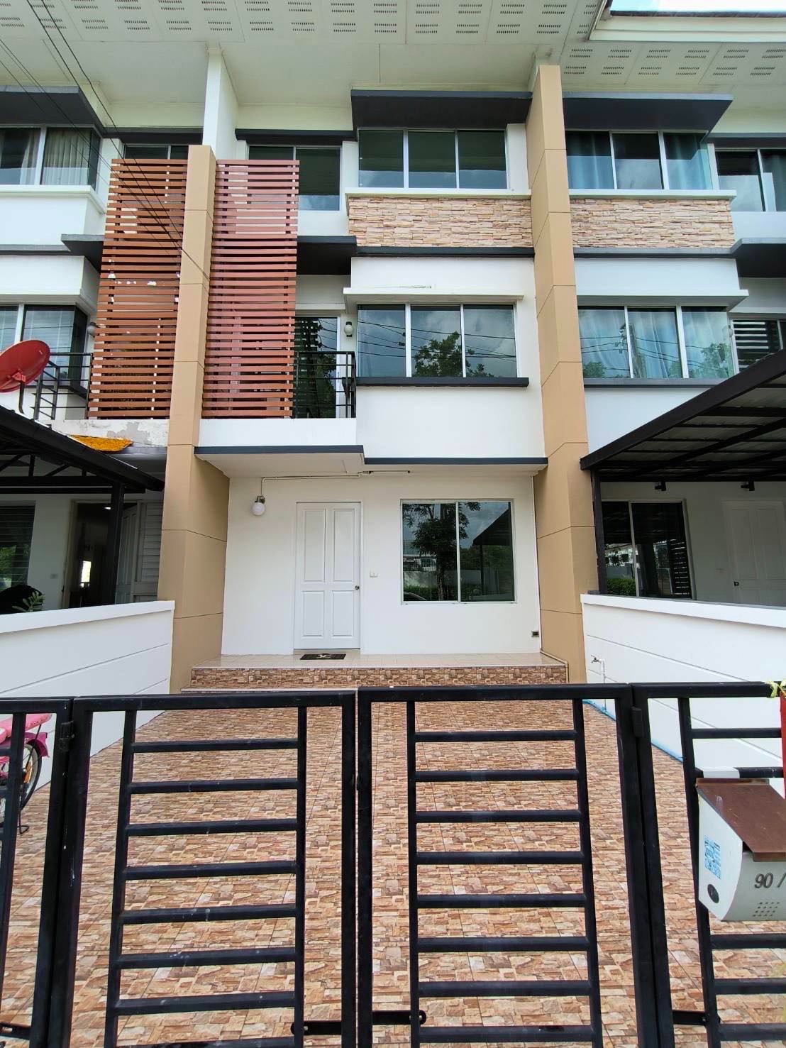 ขายด่วน ทาวน์เฮาส์ ลาดพร้าว101 3 ชั้น 4นอน สามน้ำ 3.5ล้าน 0928242499