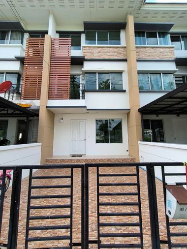 ขายด่วน ทาวน์เฮาส์ ลาดพร้าว101 3 ชั้น 4นอน สามน้ำ 3.5ล้าน 0928242499