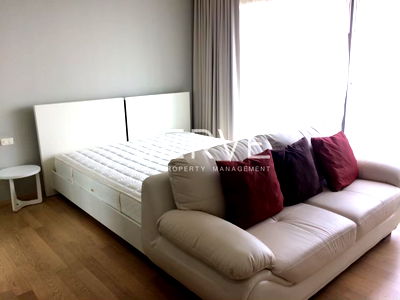 Condos for rent Phrom Phong : Bright Studio with Bathtub 33.49 sq.m. in Phrom Phong Area Close to BTS Phrom Phong 200 m. at Noble Refine Condo / For Rent