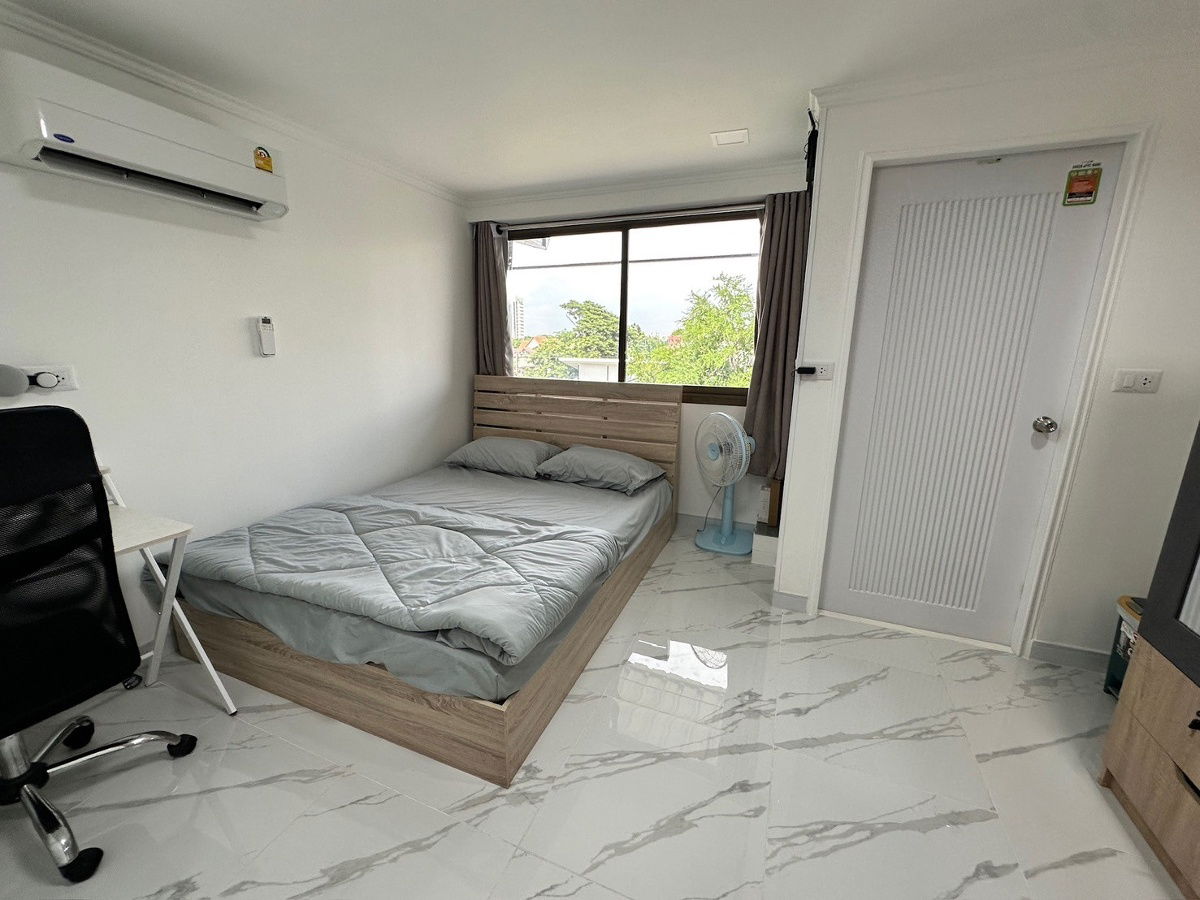 รูป ห้องรีโนเวทใหม่ น่าอยู่ อุปกรณ์ครบ ฟรีไวไฟ ใกล้รถไฟฟ้า - รูปที่ 8/32