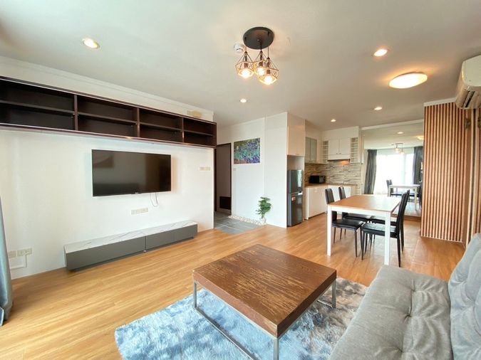 ให้เช่าคอนโดบ้านสิริสาทร  2 ห้องนอน 2 ห้องน้ำ ขนาด  80 ตรม ราคา 28,500 บาท ห้องใหม่ ชั้น 5 ตึก สิริ พร้อมที่จอดรถ 100%ไม่ต้องจอดซ่อนคัน 