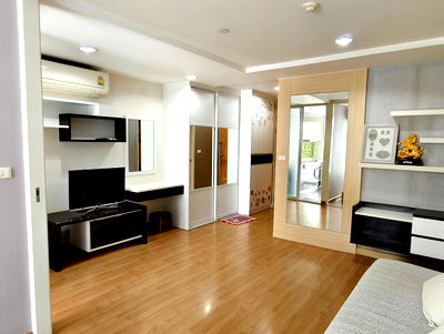 Condos for rent : Utgent!!! nice 1 br , near sky train, sathorn silom