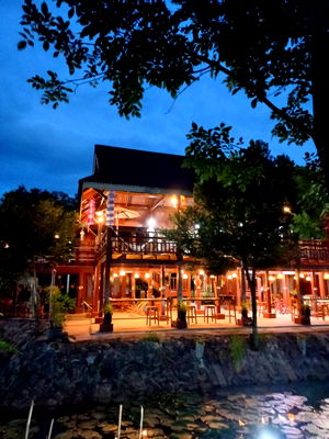 ที่ดิน ชลบุรี : ขายที่ดินพร้อมบ้านเรือนไทยไม้สัก  สภาพดี เนื้อที่ 7-3-70 ไร่ ต.หมอนนาง อ.พนัสนิคม จ.ชลบุรี