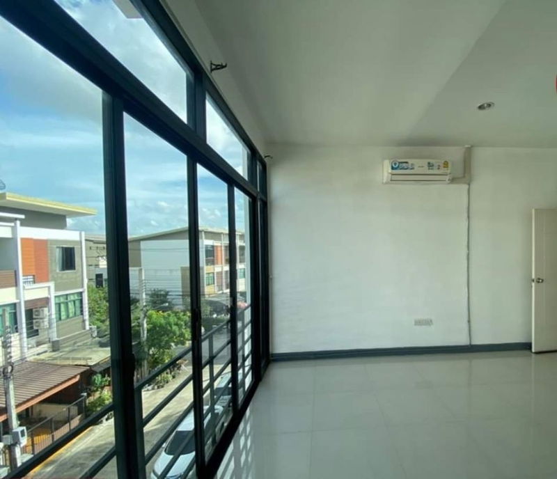 Townhouses for sale : Townhome for sale, Sixnature, next to Kanlapaphruek Road. Next to Kanchanaphisek Road Near the expressway, convenient travel