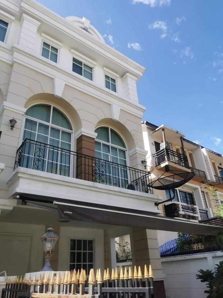 Townhouses for rent : Plus City Park Huamak For rent3 Storey towhome 170sqm.