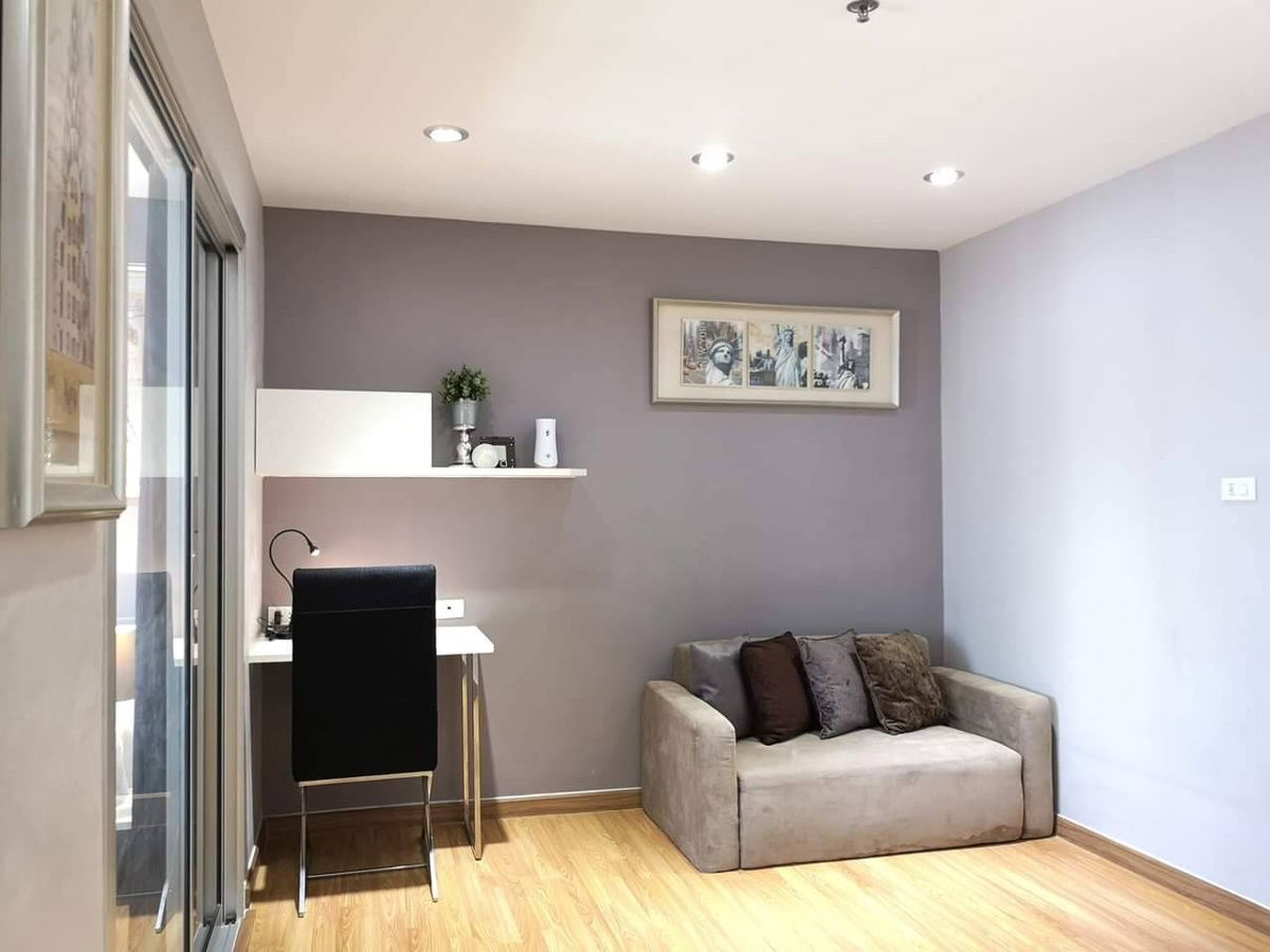 picture Condo for rent, The Trust Residence Ratchada-Rama 3, 28th floor, north side, swimming pool view, size 29 sq m. The room is very beautifully decorated.  - 8/13