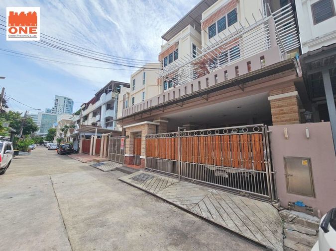 For sale 5-storey townhome, 2 units connected, suitable for a home office or large family, only 500 m. from Punnawithi BTS station 