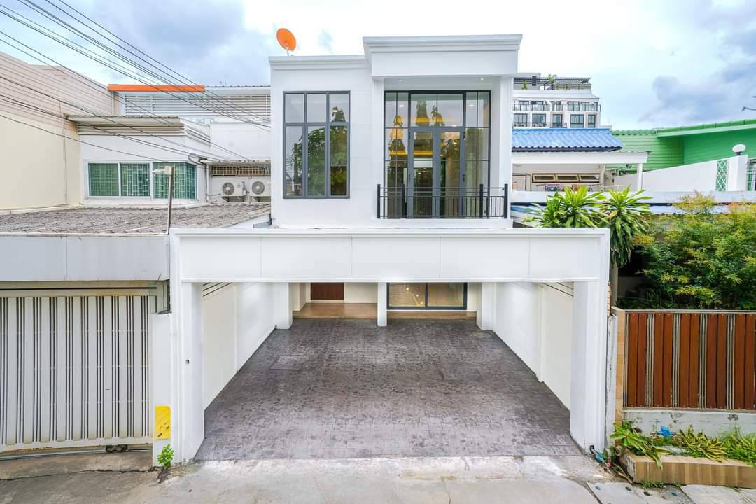 ขายบ้านเอกมัย 12 สุขุมวิท ทาวน์โฮมเอกมัย 4 ห้องนอน ที่ดิน 33 ตร.ว บ้านสวยทำใหม่พร้อมอยู่ ใกล้ BTS เอกมัย 2 นาที ถึงทองหล่อ 087-9074045