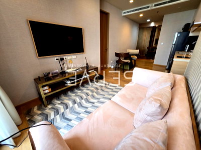 Condos for rent Bangkok University : Modern Style 1 Bed Nice Decorate New Condo Good Location Close to BTS Phrom Phong at Noble Around 33 Condo/ Condo For Rent