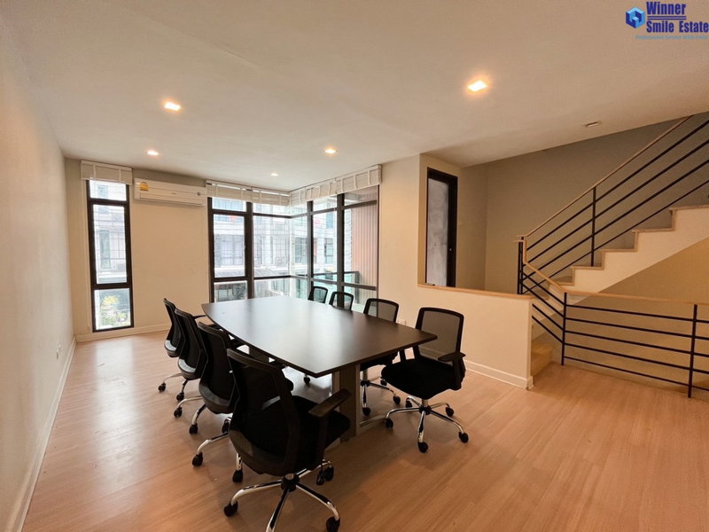 โฮมออฟฟิศให้เช่า : ให้เช่า Home Office / โฮมออฟฟิต เพล็กซ์ บางนา Plex Bangna อยู่โซนหน้า ติดทางเข้าออกโครงการ 3 ชั้น 3 ชั้น 190 ตร.ม.
