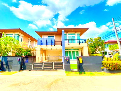 เช่าบ้านเดี่ยว ศรีราชา ชลบุรี : บ้านเดี่ยว 2 ชั้น ให้พักอาศัย หลังมุม หมู่บ้านเดอะ บูเลอวาร์ด ศรีราชา ใกล้ J-Park ศรีราชา/อิออนมอล, พร้อมเฟอร์นิเจอร์ และมีสวนหย่อม