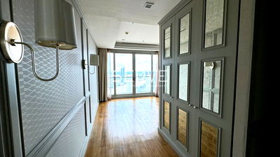 Condos for sale : 2 Beds with Bathtub Super High Fl. 50+ River View The River Private boat to BTS Sapan-Taksin-The River
