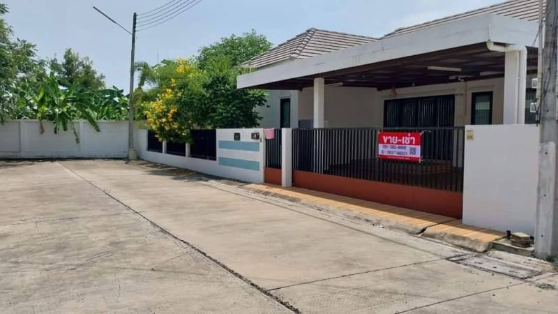 ขายบ้านเดี่ยว : ขาย หมู่บ้าน ไอวี่ เอ็มเพอเรอร์ บ้านหลังมุม หน้ากว้างมาก ทําเลดี จอดรถได้หลายคัน ขายเพียง 4.45 ล้านบาท โทร. 091-082-8888