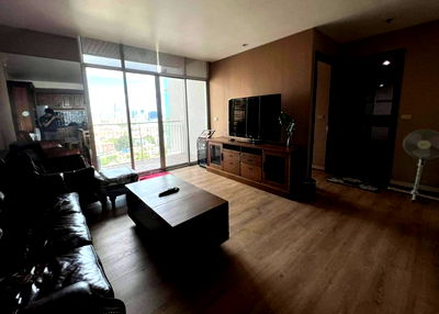 Condos for rent Sathorn Thani Tower : for rent Urbana Sathon. 1bed 70sqm. Line id: @pfagent