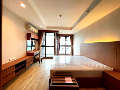 Condos for rent Robinson Sriracha : For rent Ladda Plus Condo beautiful room fully furnished city view in the heart of Sriracha