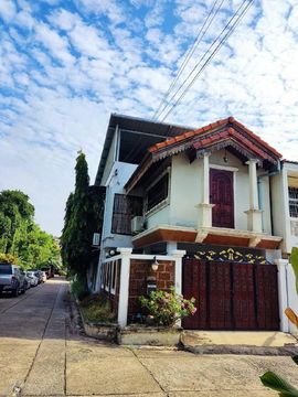 ขายบ้านสุขุมวิท 68 บ้านทาวเฮ้าส์ 2 ชั้น หลังมุม ใกล้สถานีรถไฟฟ้า BTS อุดมสุข อยู่ในหมู่บ้าน ใกล้ สี่แยกบางนา บ้านสวยพร้อมอยู่  087-9074045