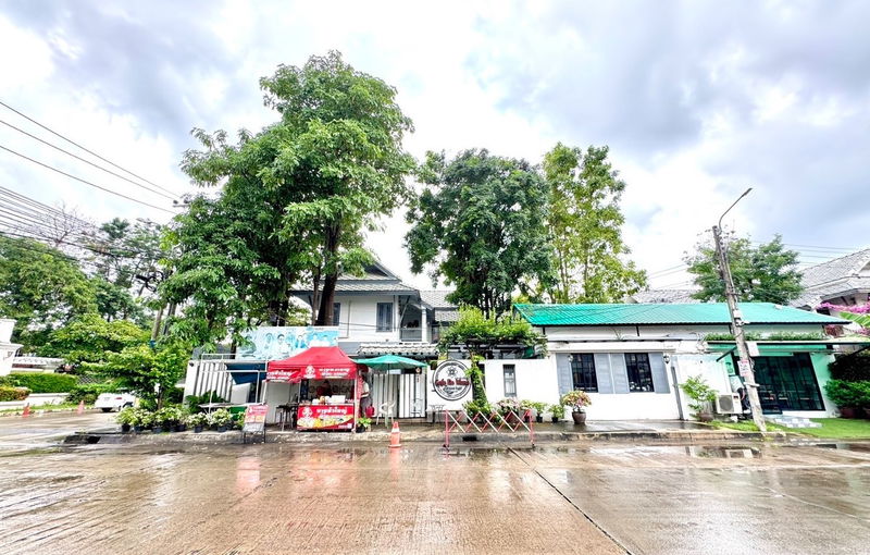 Houses for sale : Corner Plot with 10 Parking Space!! 94.9 Sq.wah Commercial Building for SALE at Noble Wana Watcharaphol Across 7-Eleven on Soi Ruam Mid Phatthana Road 