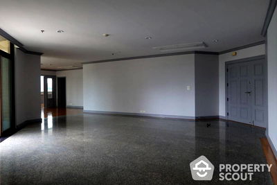 Condos for rent Rama 3 Road : 4-BR Condo at Ruamsuk Condominium near BTS Thong Lor (ID 1860987)