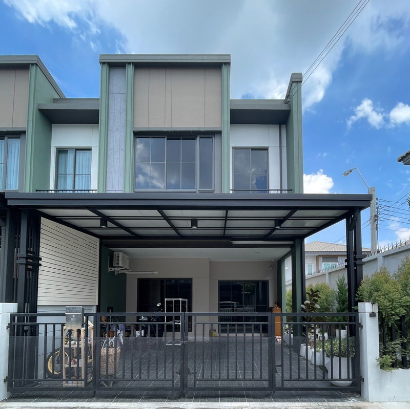 Townhouses for sale : Towmhome with side garden, builtin furniture and electrical appliance at saimai province