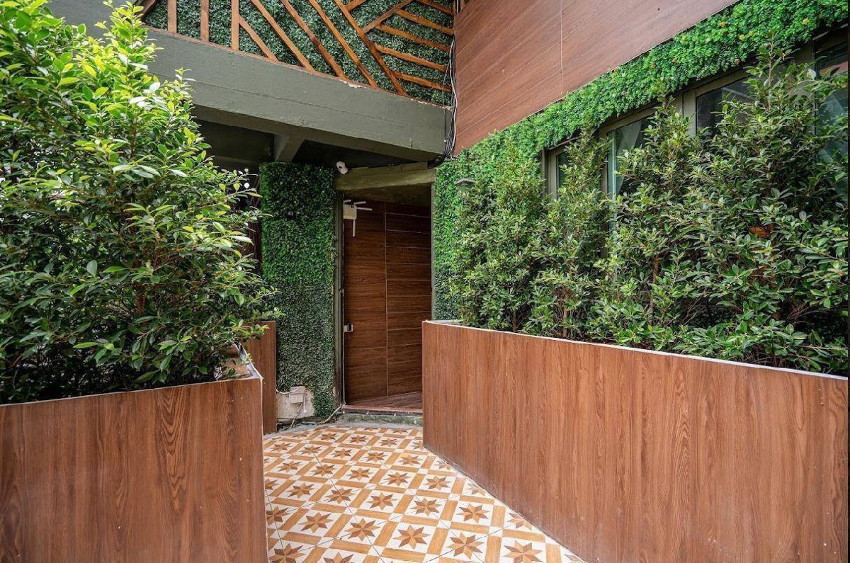 LTHC11065– Townhouse in Sukhumvit Soi 11  FOR RENT 8 beds 3 baths  size 124 Sq.m. Near BTS Nana ONLY 135K/Month