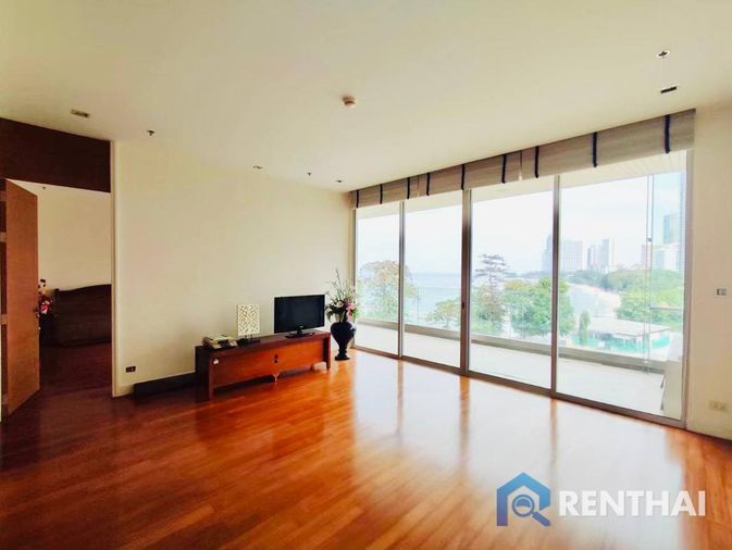 Elegant 2-Bed Condo in The Cove