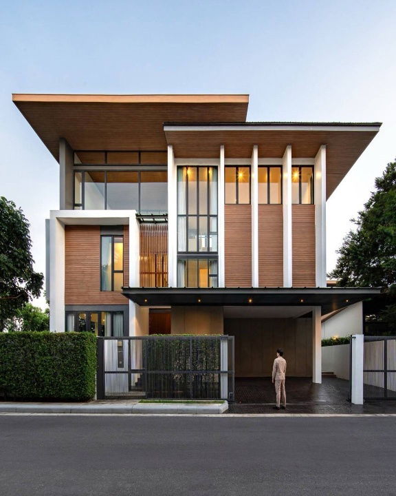 Houses for sale : LTHC11104-The Ava Residence FOR SALE 5 beds 6 baths Size 620 Sq.M. Near BTS Onnut Station ONLY 67 MB