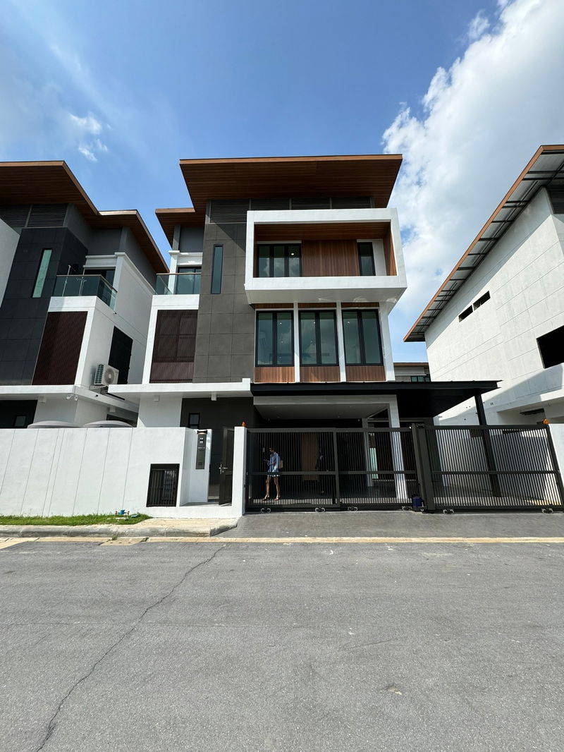 Houses for sale : LTHC11105-FOR SALE at The Ava Residence 3 beds 4 baths Size 61.8 Sqm. Near BTS Onnut Station ONLY 49 MB