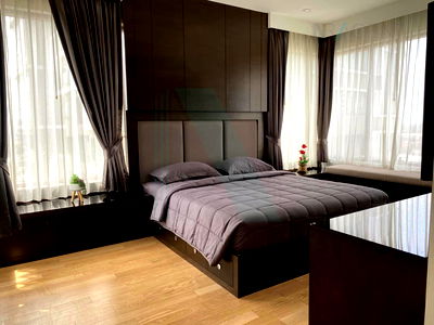 ขายคอนโด : ขายคอนโด ดิ เอ็มโพริโอ เพลส 2ห้องนอน ชั้น23 ใกล้ เอ็มควอเทียร์