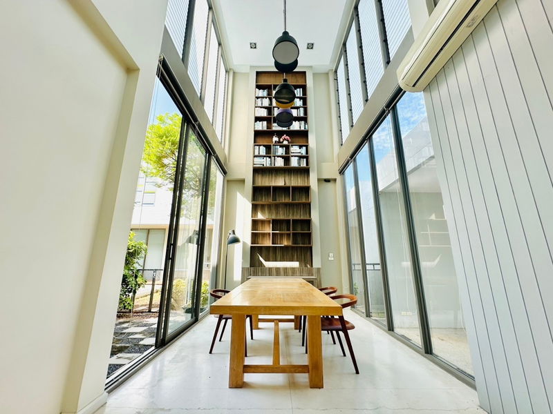 ขายบ้านเดี่ยว : For Sale : บ้านเดี่ยวติดทะเลชลบุรี : หมู่บ้านคาซาลูน่า - สัมผัสทะเลเพียงก้าวเดียว (บางแสน บางพระ)