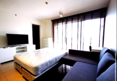 Condos for rent Soi Ekamai (Sukhumvit 63) : for rent The Lofts Ekkamai. 2bed 474sqm. Line id: @pfagent