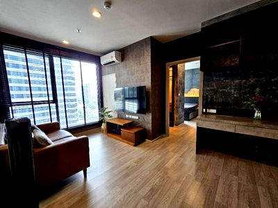 Condos for sale : Luxury 40sqm 1-bedroom condo, BTS Bangna, walkin-closet, bath view from bedroom,, fully decorated.