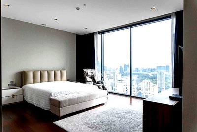 คอนโดให้เช่า : LTHC11217-Q1 SUKHUMVIT Condo FOR RENT Size 205 sqm. 3 beds 3 baths BTS Nana Station ONLY 250K/Month