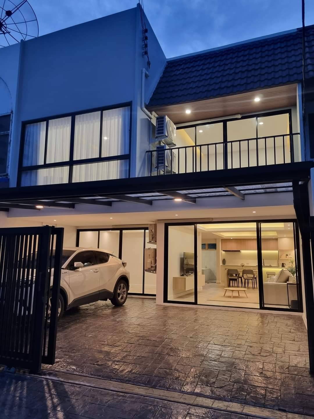 Newly renovated Townhouse Ekkamai for sale  Ekkamai 22, Pridi 41, Sukhumvit 71 4 Bedroom Near BTS Ekkamai 6 mins to Thonglor