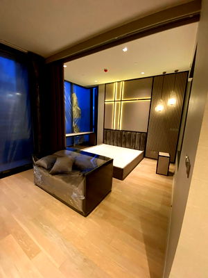 Condos for sale : Ashton Silom【𝐒𝐄𝐋𝐋】🔥 Super LUXURY condo, tight built-ins, fully furnished, city view, ready to move in 🔥  Contact Line ID: @hacondo