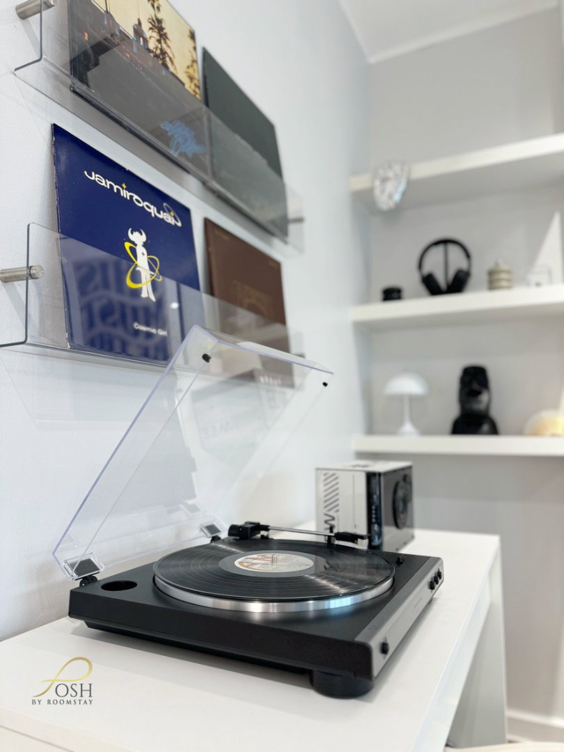 Newly renovated condo from POSH, best selling Condo Creek by Sansiri, newly renovated in Mid century design style, studio, location Kathu. - image 6