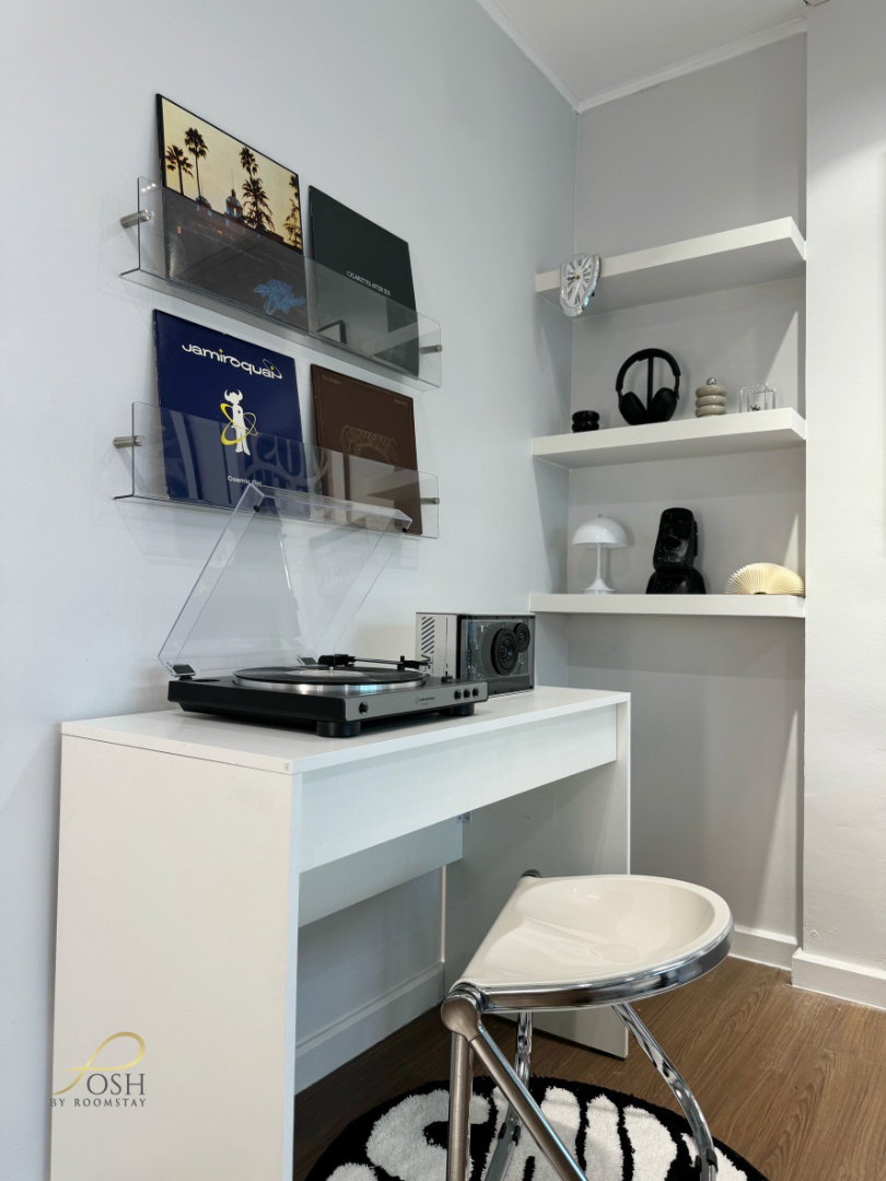 Newly renovated condo from POSH, best selling Condo Creek by Sansiri, newly renovated in Mid century design style, studio, location Kathu. - image 5