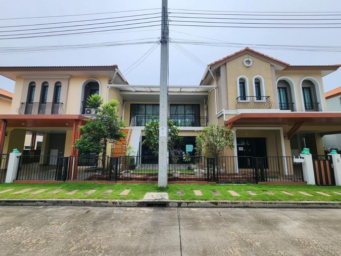 บ้านเดี่ยว 2 หลัง ม. เดอะริคโค้ เรสซิเดนซ์ วงแหวนฯ-จตุโชติ  เป็นบ้านสองหลังต่อเติมเต็มพื้นที่เข้าหากัน มีเนื้อที่รวม 105 ตร.ว.  📣งบ 10.6 ล้าน